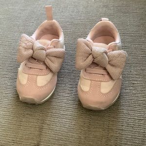 Toddler sneakers with bow